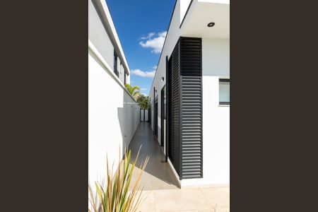 Casa de condomínio para alugar com 261m², 3 quartos e 4 vagasCorredor Externo