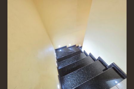 Casa para alugar com 150m², 2 quartos e 1 vaga Casa para alugar com 150m², 2 quartos e 1 vagaEscada