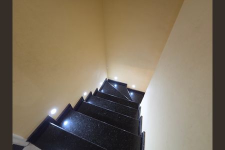 Casa para alugar com 150m², 2 quartos e 1 vaga Casa para alugar com 150m², 2 quartos e 1 vagaEscada