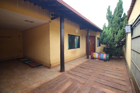 Casa para alugar com 300m², 4 quartos e 3 vagasQuintal