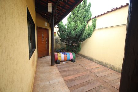 Casa para alugar com 300m², 4 quartos e 3 vagasQuintal