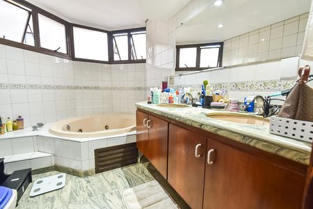 Apartamento à venda com 220m², 4 quartos e 3 vagasBanheiro da suíte 3