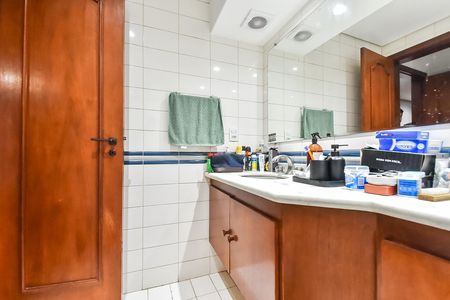 Apartamento à venda com 220m², 4 quartos e 3 vagasBanheiro da suíte 1