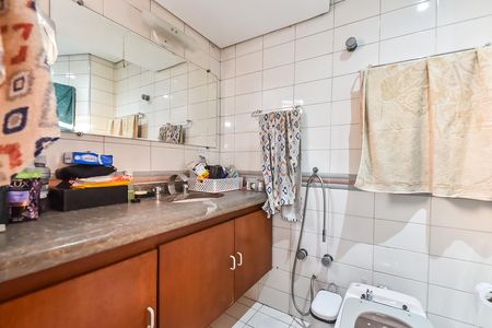 Apartamento à venda com 220m², 4 quartos e 3 vagasBanheiro da suíte 2