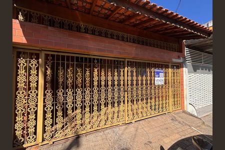 Casa à venda com 147m², 3 quartos e 2 vagas Casa à venda com 147m², 3 quartos e 2 vagasFachada