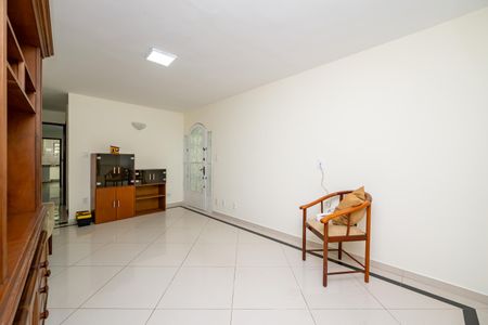 Casa para alugar com 140m², 3 quartos e 2 vagas Casa para alugar com 140m², 3 quartos e 2 vagasSala de estar