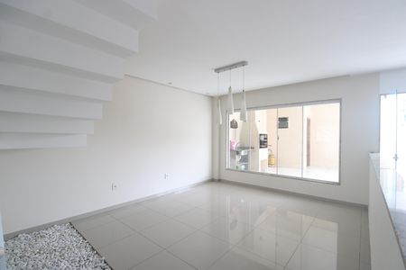 Sala de casa de condomínio para alugar com 3 quartos, 180m² em Taquara, Rio de Janeiro