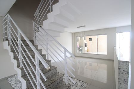 Sala de casa de condomínio para alugar com 3 quartos, 180m² em Taquara, Rio de Janeiro