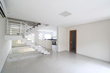 Sala de casa de condomínio para alugar com 3 quartos, 180m² em Taquara, Rio de Janeiro