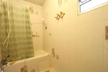 Casa para alugar com 440m², 3 quartos e 2 vagasBanheiro Social 