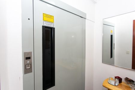 Apartamento à venda com 143m², 4 quartos e 2 vagas Apartamento à venda com 143m², 4 quartos e 2 vagasHall social