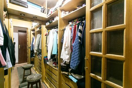 Apartamento à venda com 143m², 4 quartos e 2 vagas Apartamento à venda com 143m², 4 quartos e 2 vagasCloset da Suíte