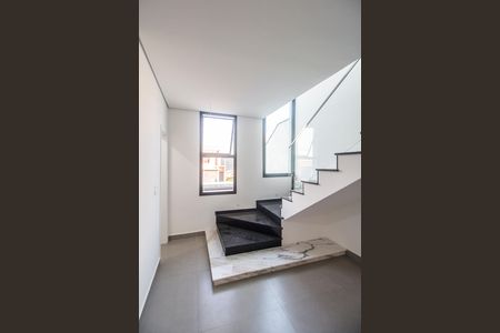 Casa de condomínio à venda com 170m², 3 quartos e 4 vagas Casa de condomínio à venda com 170m², 3 quartos e 4 vagasEscada