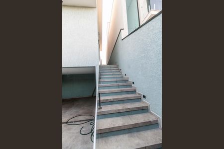Casa de condomínio à venda com 170m², 3 quartos e 4 vagas Casa de condomínio à venda com 170m², 3 quartos e 4 vagasEscada