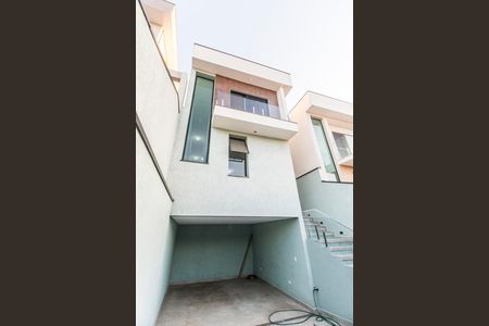 Casa de condomínio à venda com 170m², 3 quartos e 4 vagas Casa de condomínio à venda com 170m², 3 quartos e 4 vagasFachada