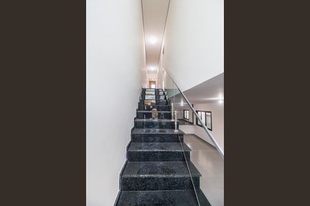 Casa de condomínio à venda com 170m², 3 quartos e 4 vagas Casa de condomínio à venda com 170m², 3 quartos e 4 vagasEscada