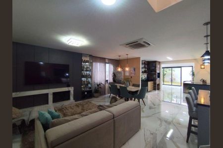 Casa de condomínio para alugar com 330m², 5 quartos e 3 vagas