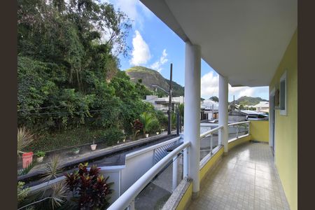 Casa de condomínio à venda com 240m², 4 quartos e 1 vaga