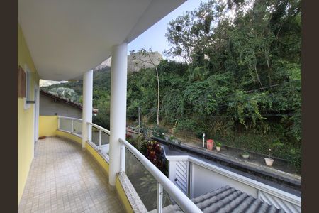 Casa de condomínio à venda com 240m², 4 quartos e 1 vaga