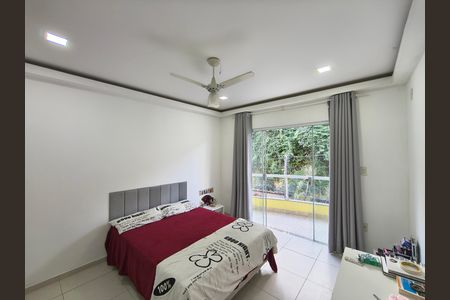 Casa de condomínio à venda com 240m², 4 quartos e 1 vaga