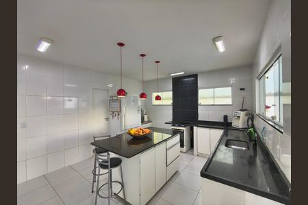 Casa de condomínio à venda com 240m², 4 quartos e 1 vaga