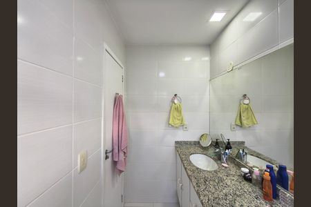 Casa de condomínio à venda com 240m², 4 quartos e 1 vaga