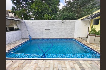 Casa de condomínio à venda com 240m², 4 quartos e 1 vaga
