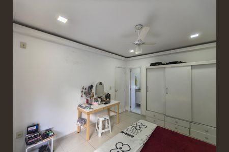Casa de condomínio à venda com 240m², 4 quartos e 1 vaga