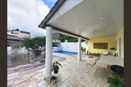 Casa de condomínio à venda com 240m², 4 quartos e 1 vaga