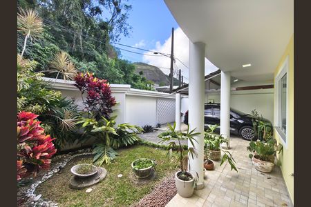 Casa de condomínio à venda com 240m², 4 quartos e 1 vaga