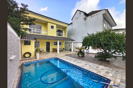 Casa de condomínio à venda com 240m², 4 quartos e 1 vaga