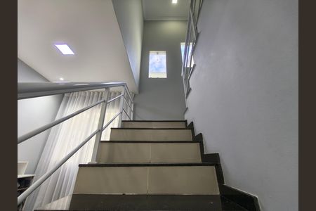 Casa de condomínio à venda com 240m², 4 quartos e 1 vaga