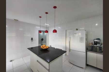Casa de condomínio à venda com 240m², 4 quartos e 1 vaga