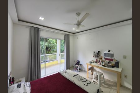 Casa de condomínio à venda com 240m², 4 quartos e 1 vaga