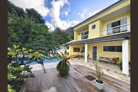 Casa de condomínio à venda com 240m², 4 quartos e 1 vaga
