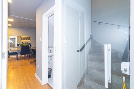 Casa para alugar com 190m², 2 quartos e 2 vagas Casa para alugar com 190m², 2 quartos e 2 vagasEscada