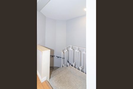 Casa para alugar com 190m², 2 quartos e 2 vagas Casa para alugar com 190m², 2 quartos e 2 vagasEscada
