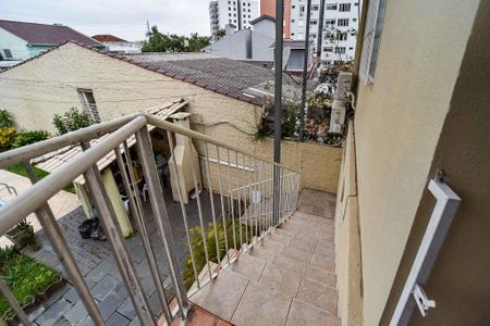 Casa para alugar com 180m², 2 quartos e 3 vagas Casa para alugar com 180m², 2 quartos e 3 vagasEscada