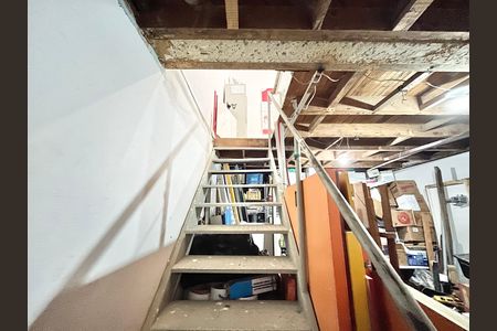 Casa para alugar com 379m², 7 quartos e 3 vagas Casa para alugar com 379m², 7 quartos e 3 vagasEscada