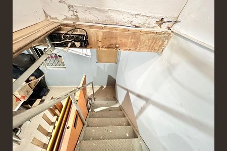 Casa para alugar com 379m², 7 quartos e 3 vagas Casa para alugar com 379m², 7 quartos e 3 vagasEscada