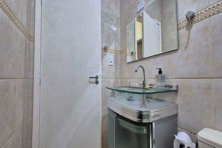 Casa à venda com 184m², 4 quartos e 4 vagas Casa à venda com 184m², 4 quartos e 4 vagasBanheiro