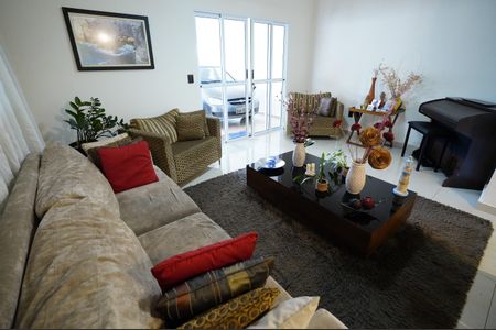 Casa à venda com 218m², 3 quartos e 2 vagas