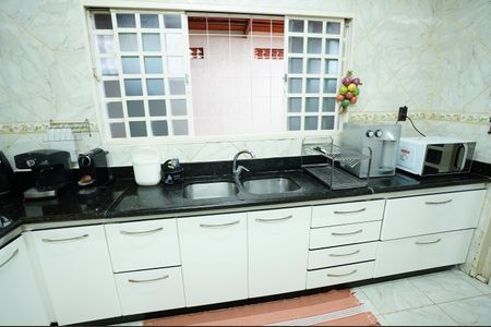 Casa à venda com 218m², 3 quartos e 2 vagas
