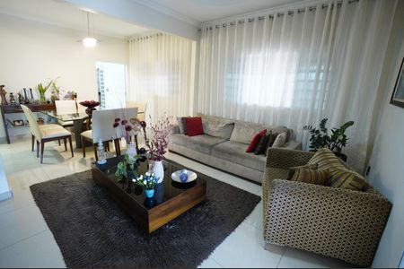 Casa à venda com 218m², 3 quartos e 2 vagas