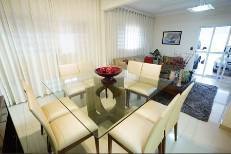 Casa à venda com 218m², 3 quartos e 2 vagas