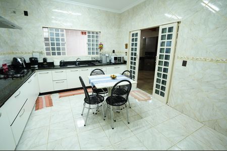 Casa à venda com 218m², 3 quartos e 2 vagas