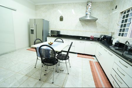 Casa à venda com 218m², 3 quartos e 2 vagas
