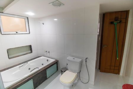 Apartamento à venda com 120m², 3 quartos e 2 vagas Apartamento à venda com 120m², 3 quartos e 2 vagasBanheiro da Suíte