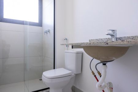 Apartamento para alugar com 66m², 2 quartos e 1 vaga Apartamento para alugar com 66m², 2 quartos e 1 vagaBanheiro da Suíte
