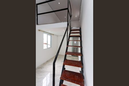 Escada de kitnet/studio para alugar com 1 quarto, 25m² em Campo Limpo, São Paulo